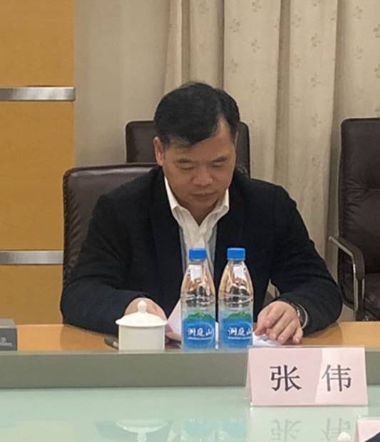 图片包含 室内, 桌子, 人, 男人描述已自动生成